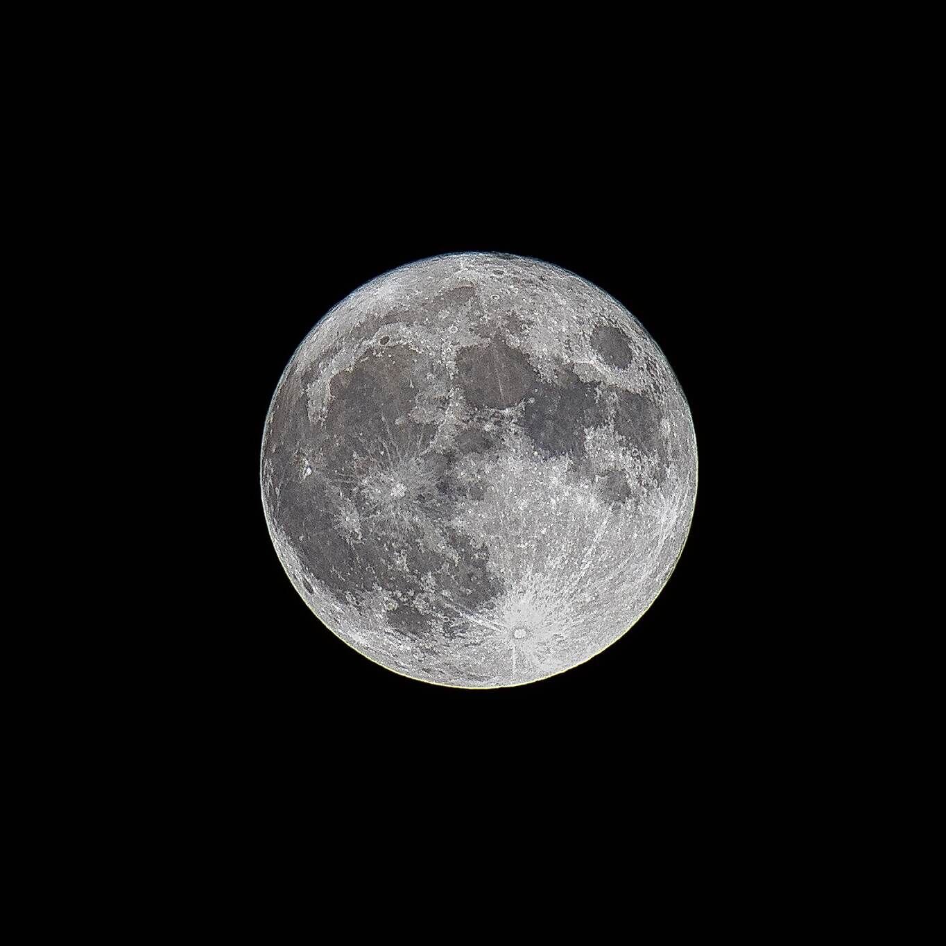 Pen in Hand: Photographing the Super Blue Moon with Toshimi