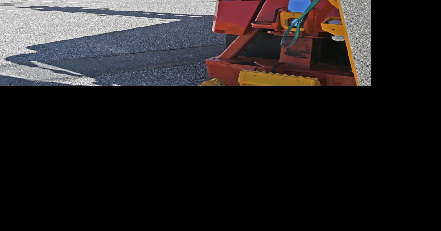 Auto goes through wall, window of Tehachapi post office News