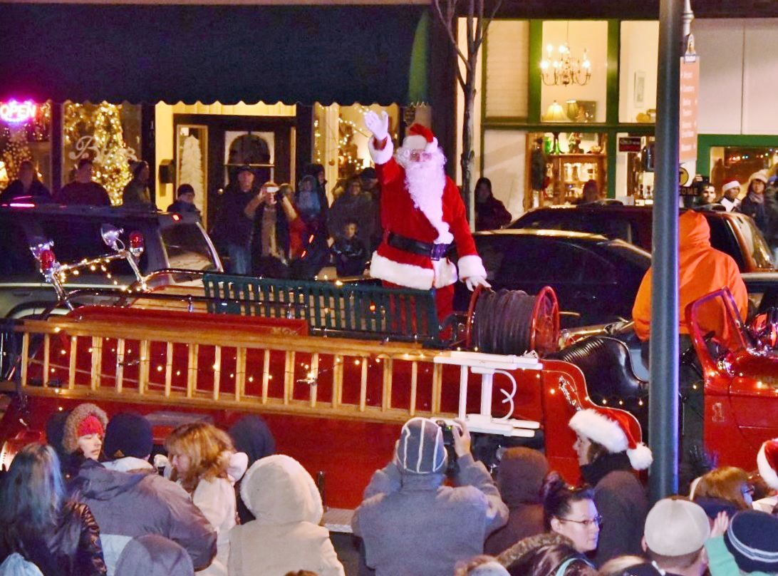 PHOTO GALLERY Young and old delight in Tehachapi's Christmas Parade