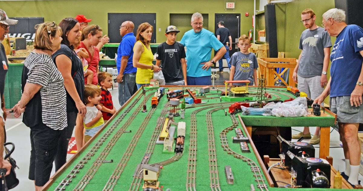Tehachapi Loop Model PHOTO GALLERY: All aboard the Tehachapi Loop Railroad Club model train ...
