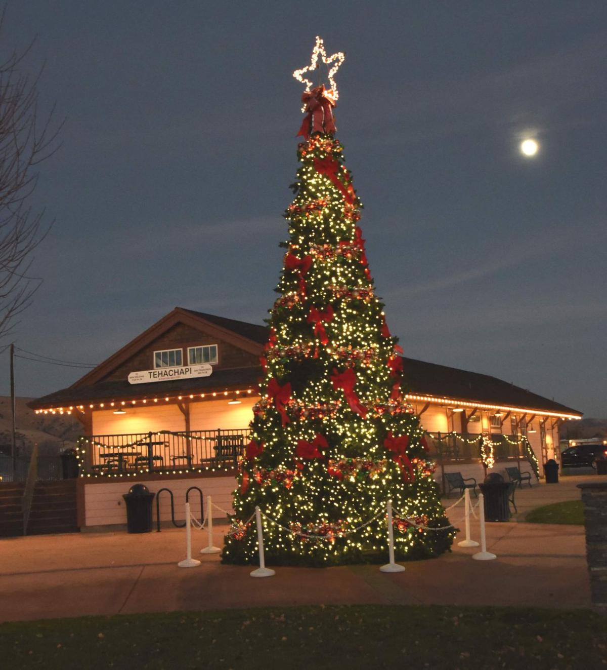 Tehachapi Christmas Parade 2022 Photo Gallery: Santa Stops By Tehachapi To Light The Christmas Tree | News  | Tehachapinews.com