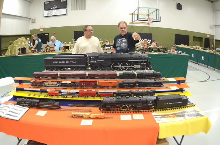 Tehachapi Loop Model PHOTO GALLERY: All aboard the Tehachapi Loop Railroad Club model train ...