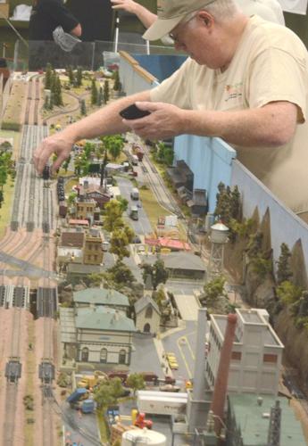 Tehachapi Loop Train Model PHOTO GALLERY: All aboard the Tehachapi Loop Railroad Club model train ...