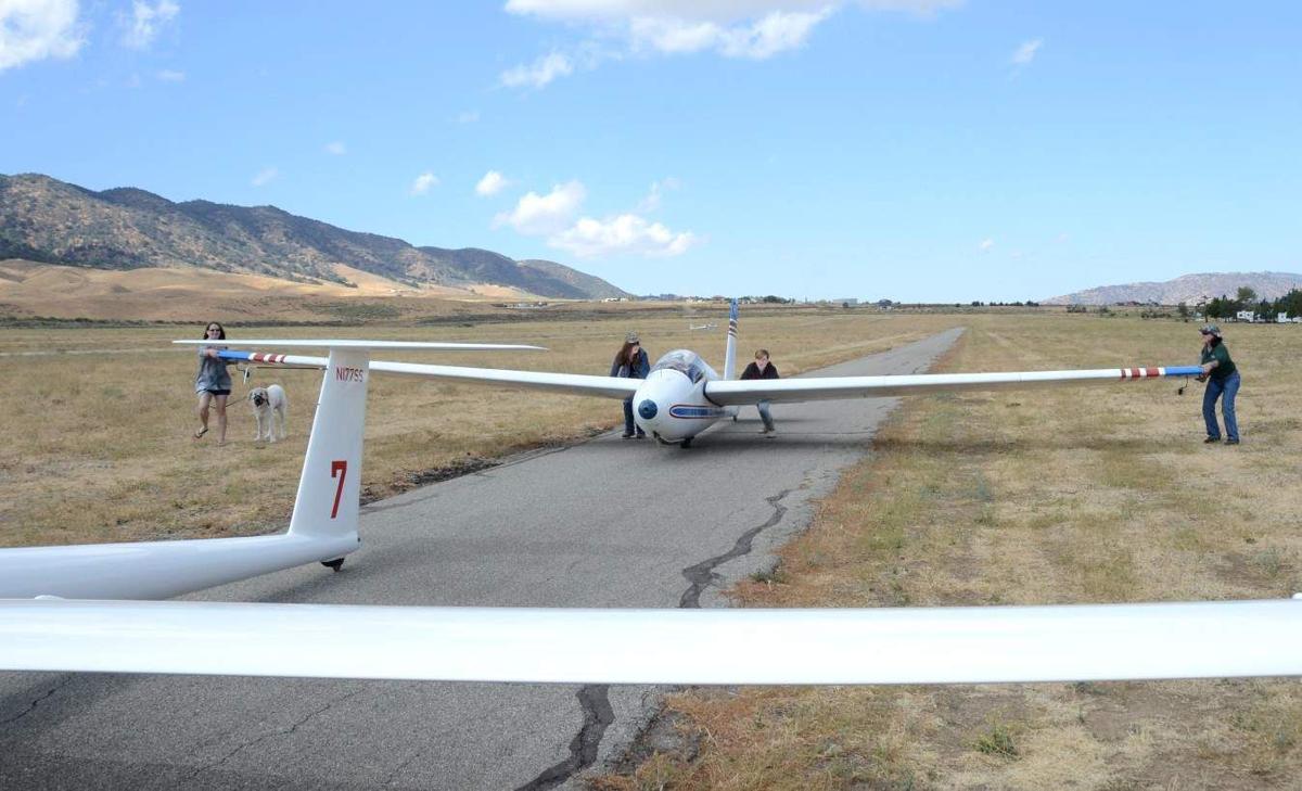 PHOTO GALLERY Gliding through Tehachapi's skies during the Dust Devil