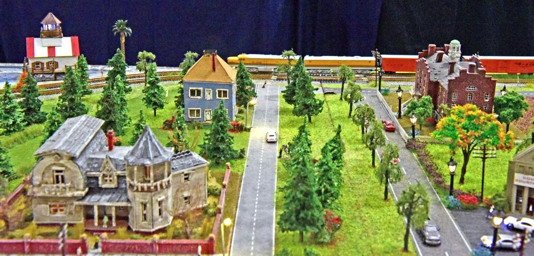 Tehachapi Loop Train Model PHOTO GALLERY: Tehachapi Loop Railroad Club hosts spring show ...