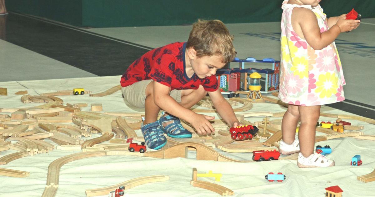 Tehachapi Loop Train Model PHOTO GALLERY: Tehachapi Loop Railroad Club model train show ...