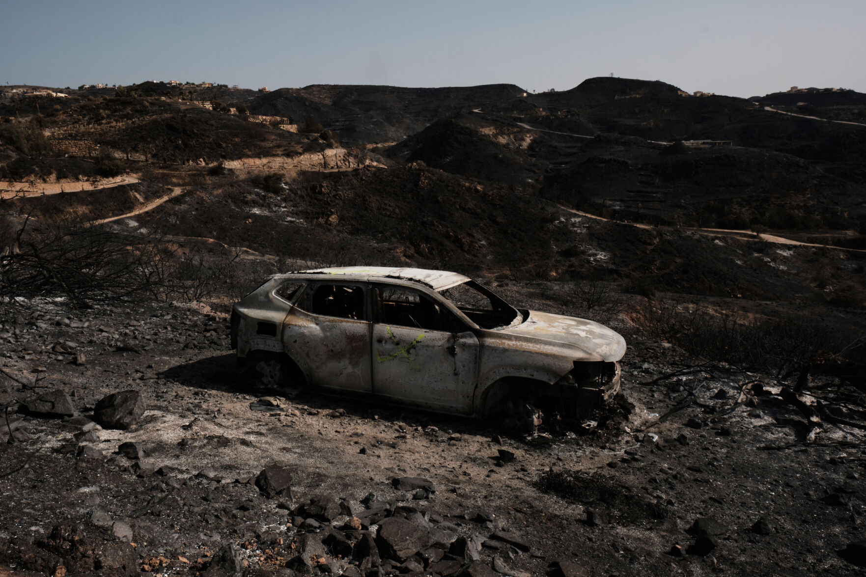 Hundreds of firefighters battle wildfire in southern Spain that