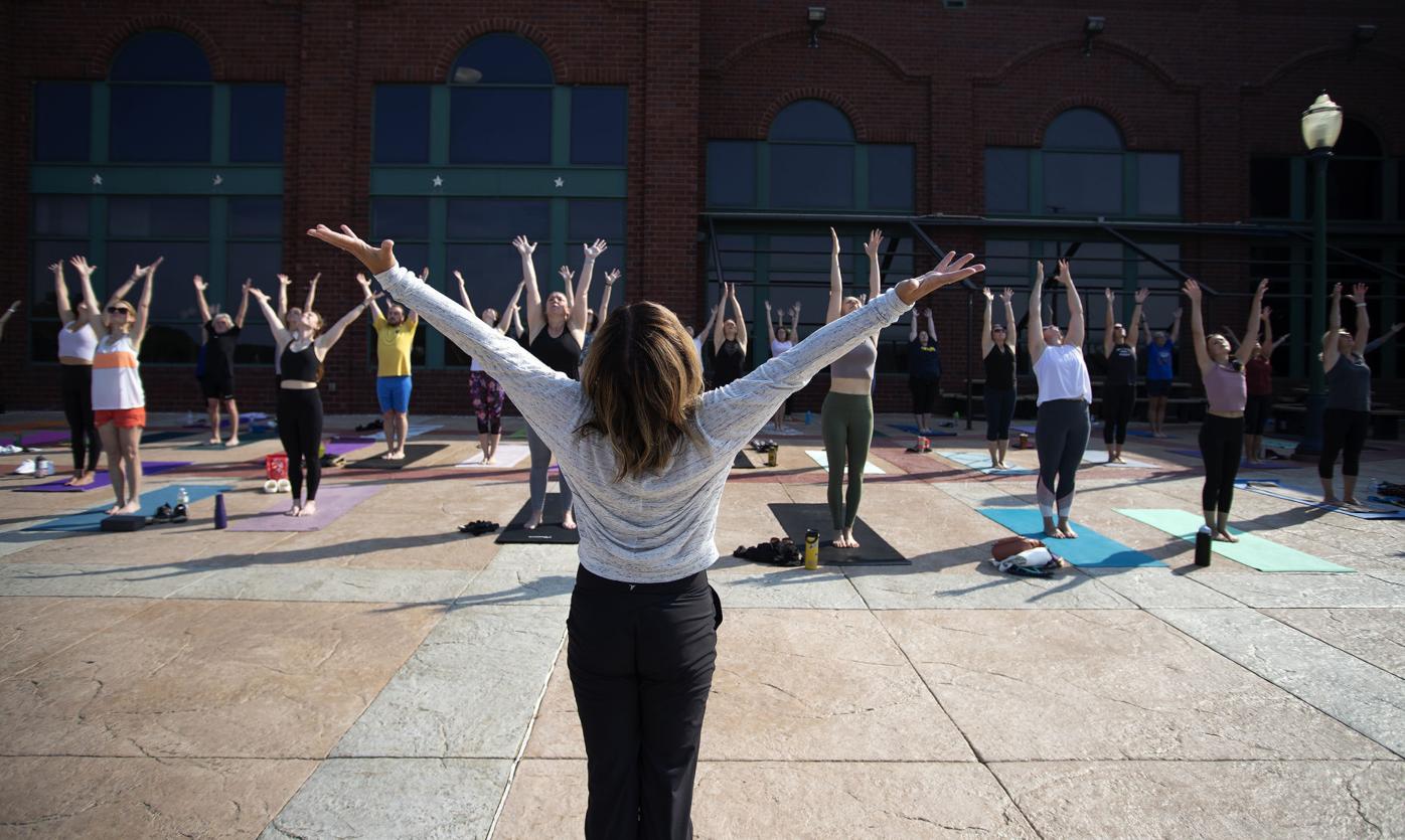 Riverside Yoga Session Draws Sizable Crowd To Port Of Dubuque Tri State News Telegraphherald Com