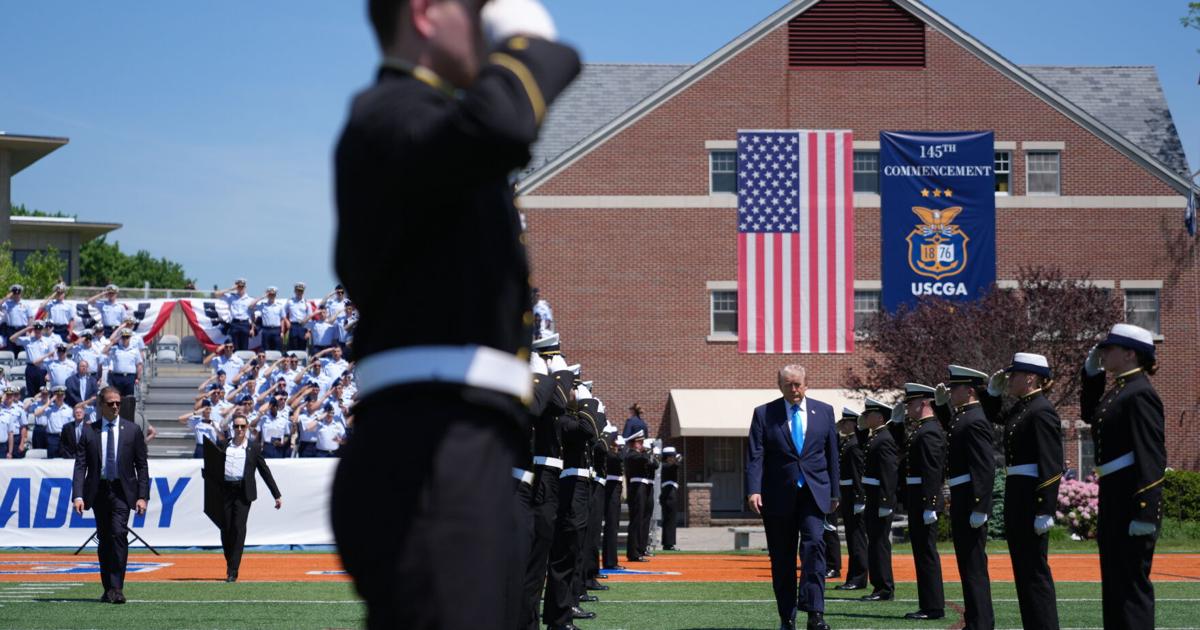 Trump dice a los graduados de la Guardia Costera que serán puestos a prueba en sus carreras militares
