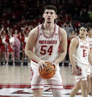 College basketball: Fens shines in final home game for South Dakota