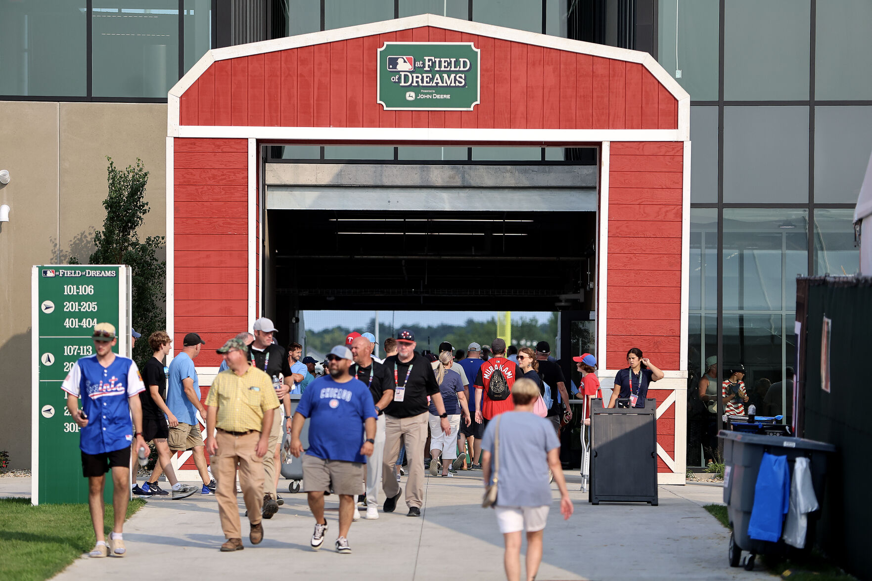 Tours de main, Pains spéciaux New teams, broadcaster, stadium on deck for 3rd MLB game at Field
