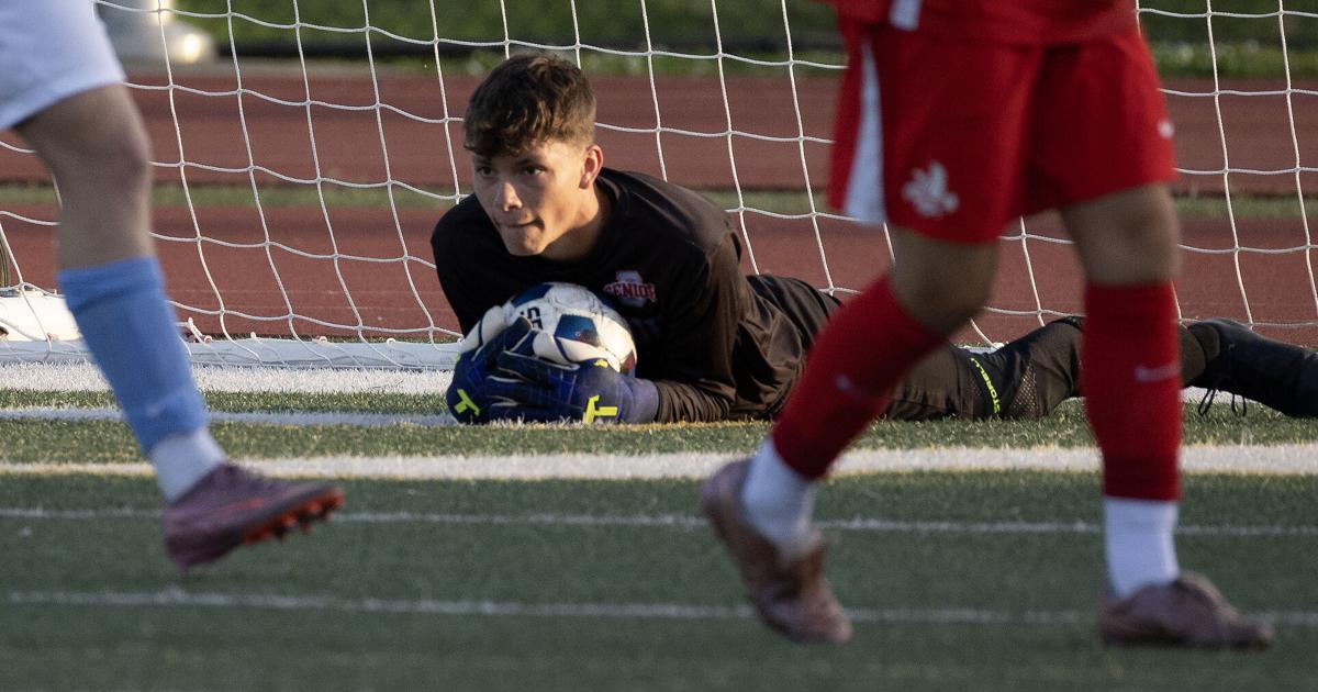 Boys prep soccer: Iowa City High knocks off Senior in substate final