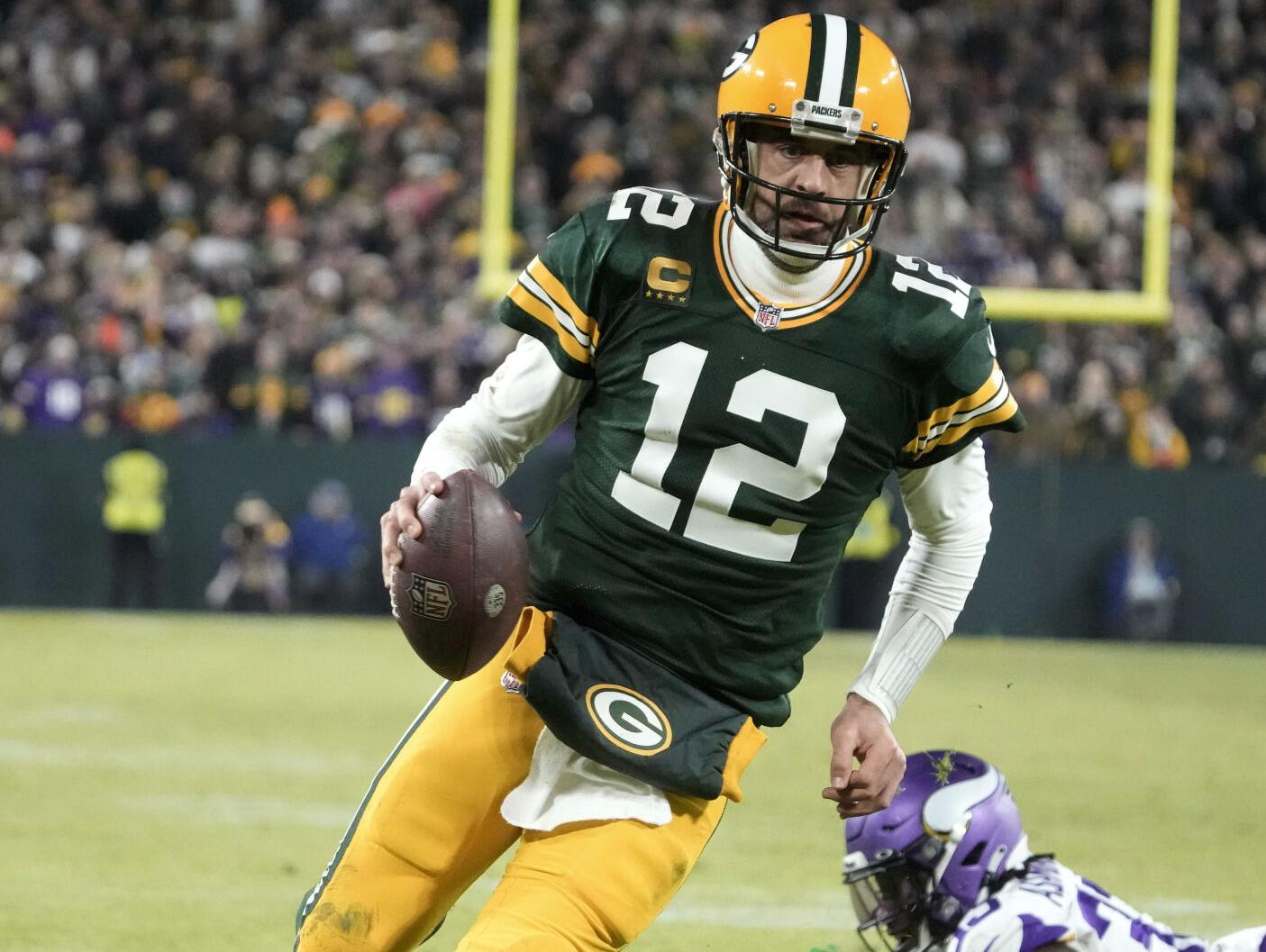 Aaron Rodgers rushes in for a 2-yard score vs the Minnesota Vikings in Week 17