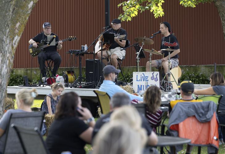 Galena winery attracts hundreds of fall fanatics for annual festival