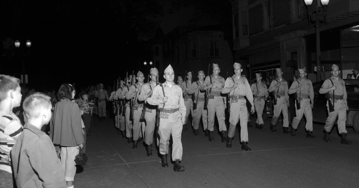 Flashback: Vistas generales de los reservistas militares de Dubuque durante la visita de 1956