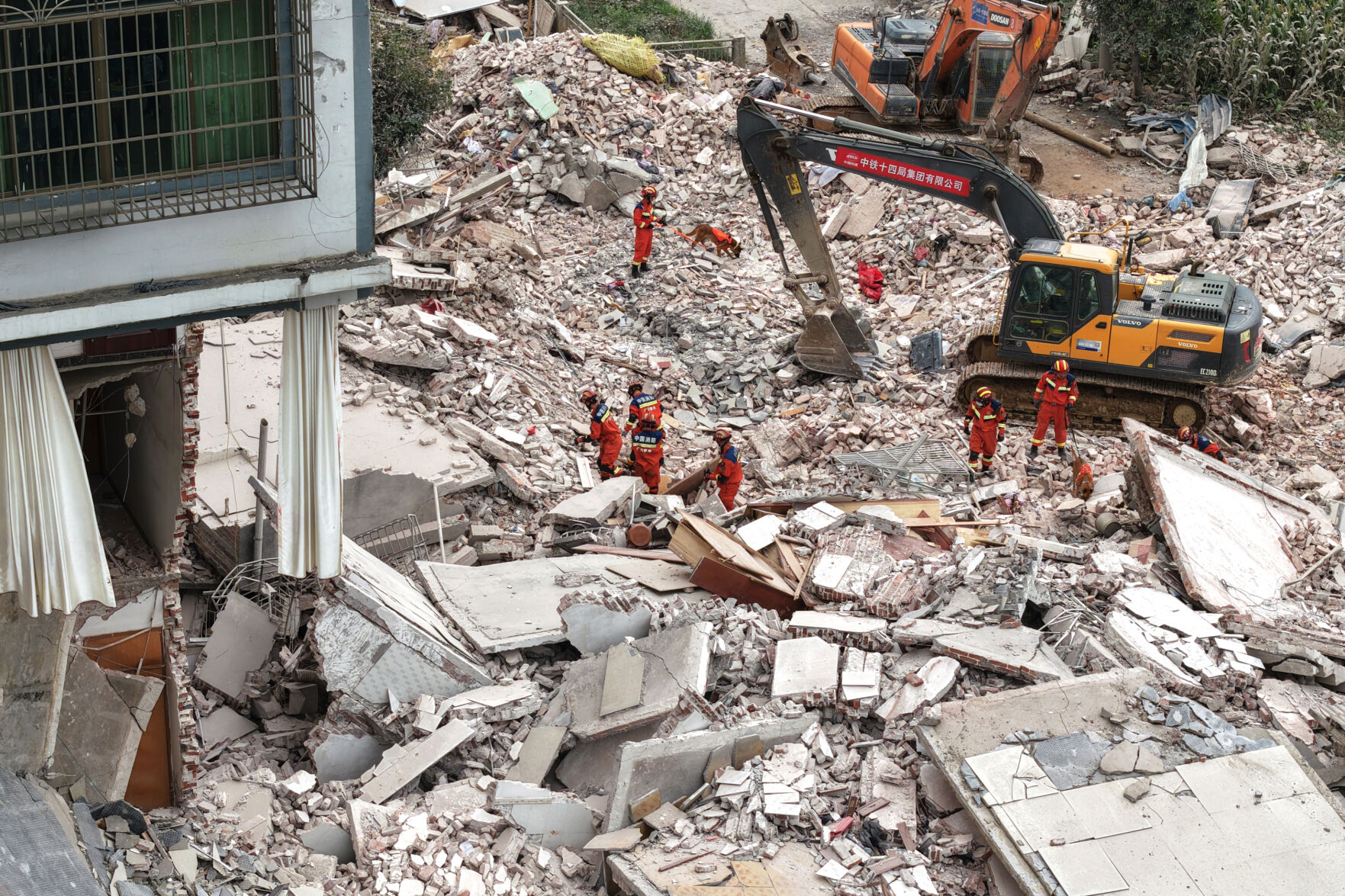 A strong quake in south China kills 2 and triggers evacuation of