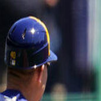 Christian Yelich powers Brewers to sweep of Royals