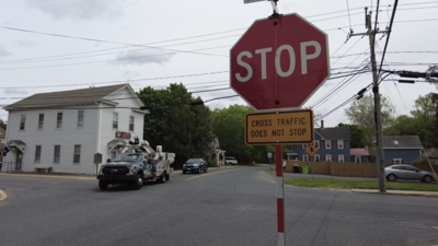 La petición del consejo municipal que está sobre la mesa consiste en instalar señales de pare en la intersección entre Chestnut Street con Atlantic Street.