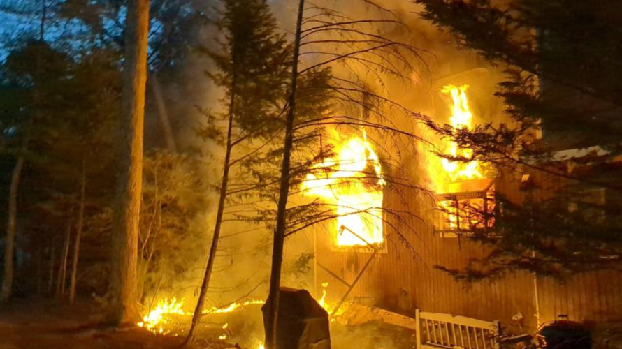 En la foto, la casa en Seafarer Lane en Ocean Pines en llamas el martes. Foto cortesía del Departamento de Bomberos Voluntarios de Ocean Pines.