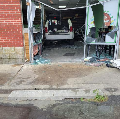 El incidente ocurrió alrededor de las 8:12 a.m. cuando Matilde Ordóñez Pérez, de 53 años, fue vista estacionando su Jeep Cherokee blanca en un puesto de estacionamiento en la entrada trasera de la Tienda Jiménez en Layton Avenue. Foto cortesía del Depar...