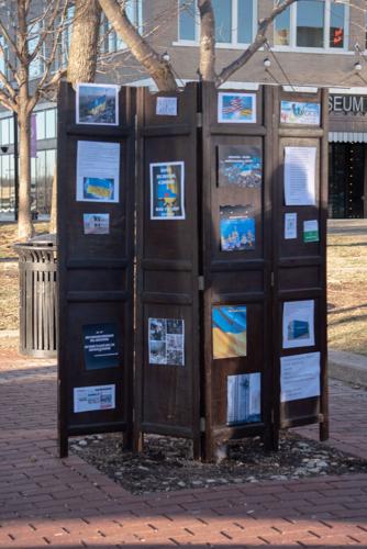 Folding screen shows ways to help Ukraine