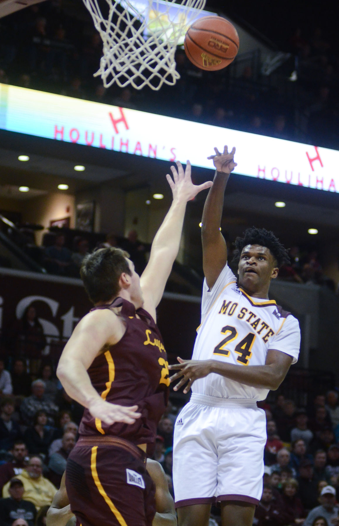 Reggie Scurry and Alize Johnson lead Missouri State to 1 0 start in Missouri Valley Sports