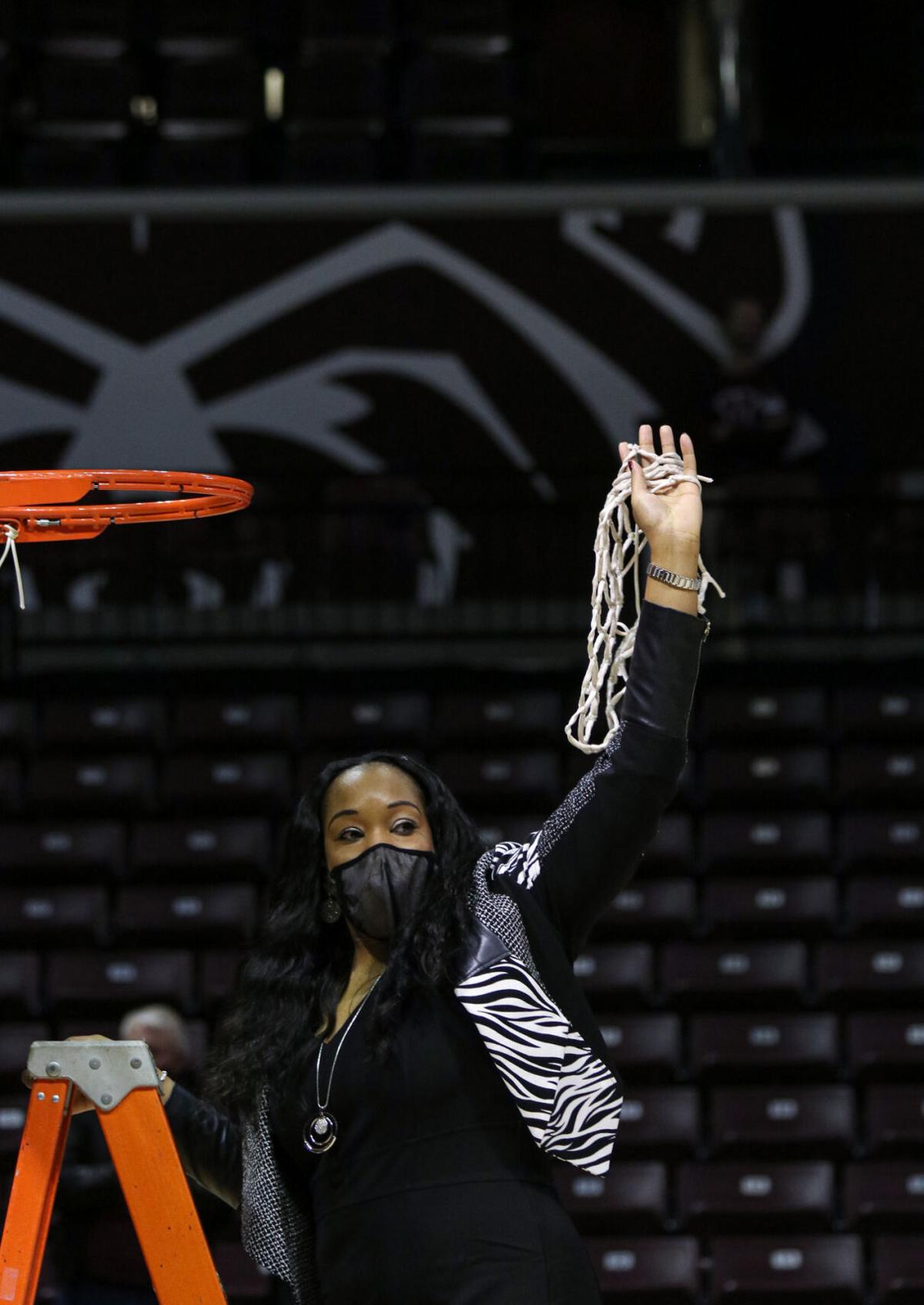 02.27.21 LadyBearsvLoyola Mox cuts basket