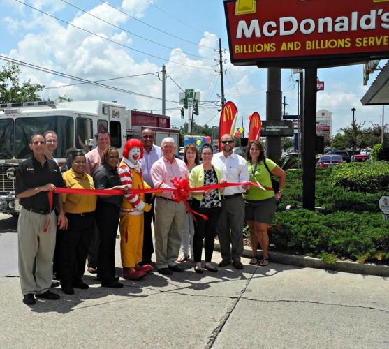 Greater Hammond Chamber of Commerce cuts ribbon, presents award to area