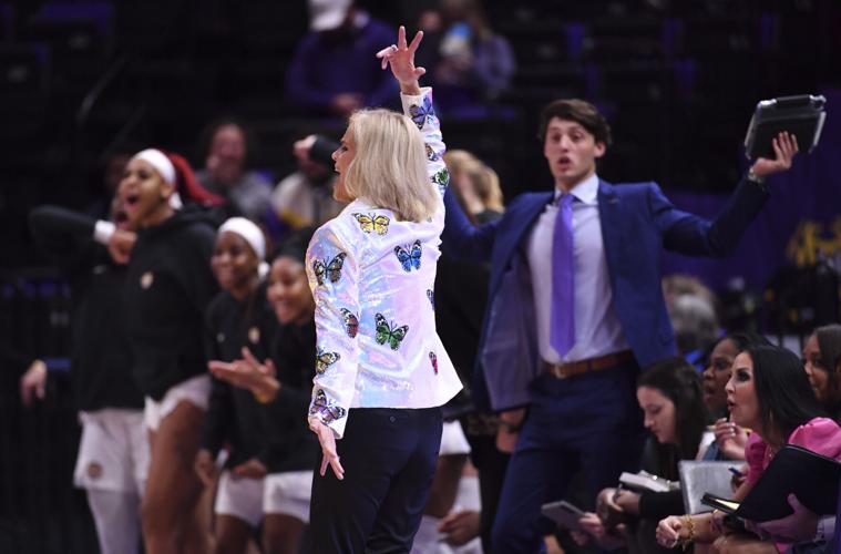 Kim Mulkey outfit flashy for LSU women's basketball in Sweet 16