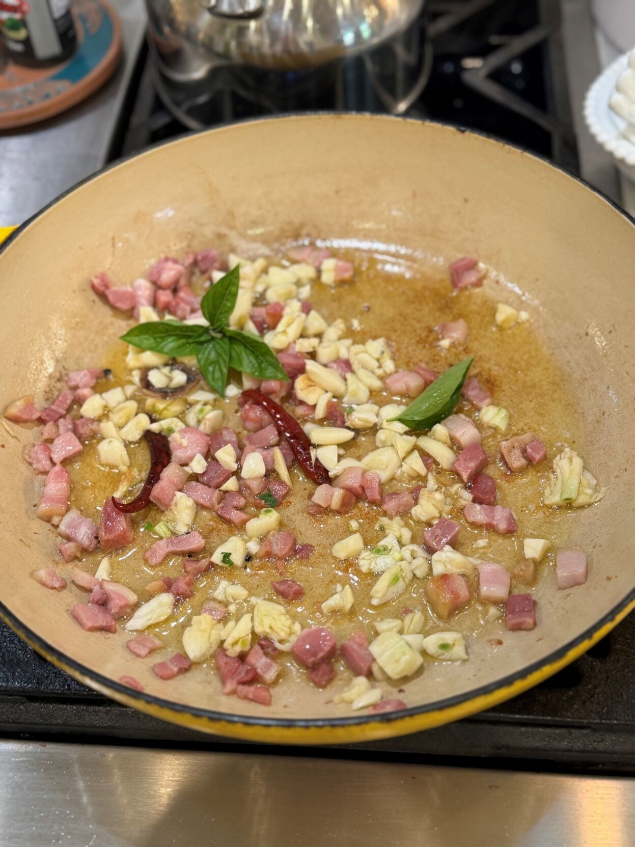 Enjoy little neck clams in Easy Clam Spaghetti | Entertainment 