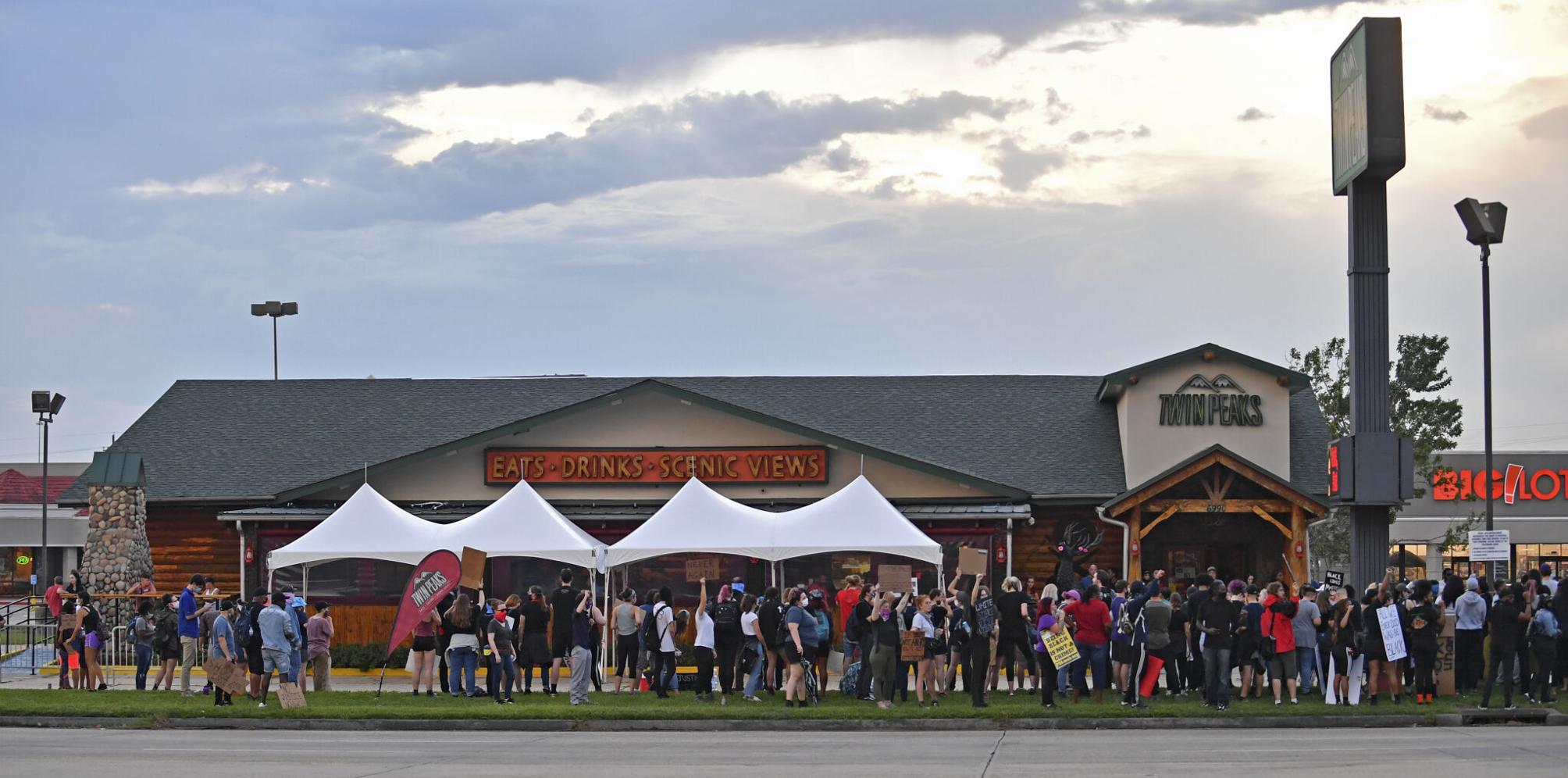 Photos Baton Rouge protesters return to Siegen and are cheered by Twin