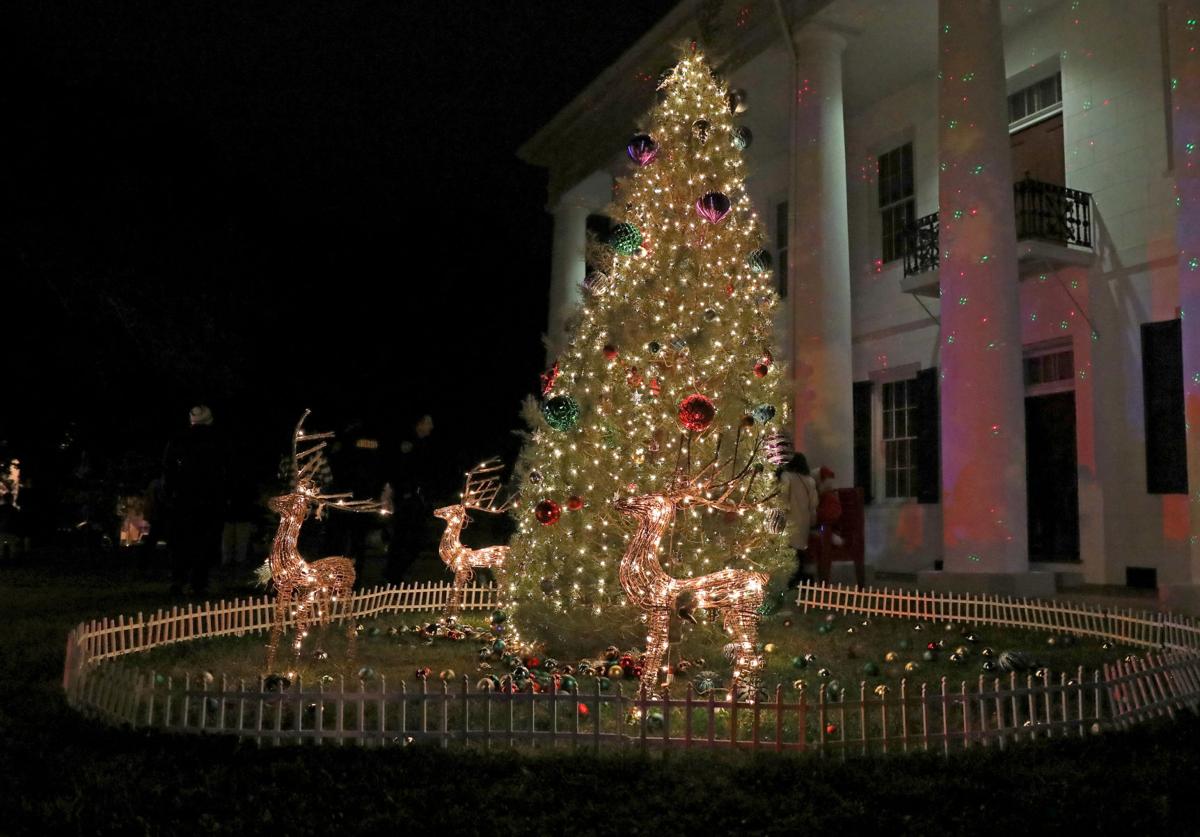 Clinton S Courthouse Square Shines Bright For Holiday Season