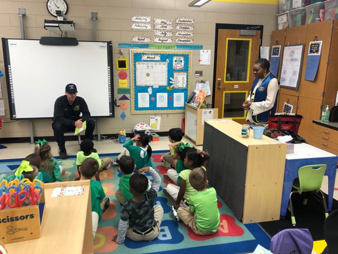 Zachary officials, Kiwanis members read to children at Zachary Early