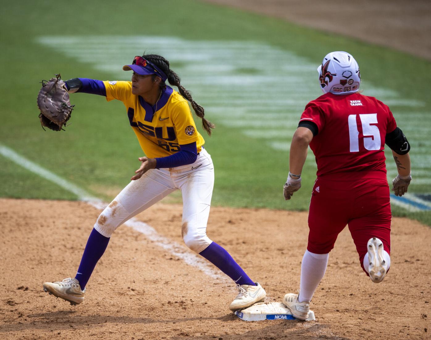 Softball Shuts Out ULL on the Road, 4-0 – LSU