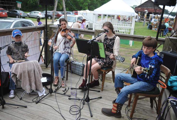 Arnaudville festival showcases town’s charms, artists and French