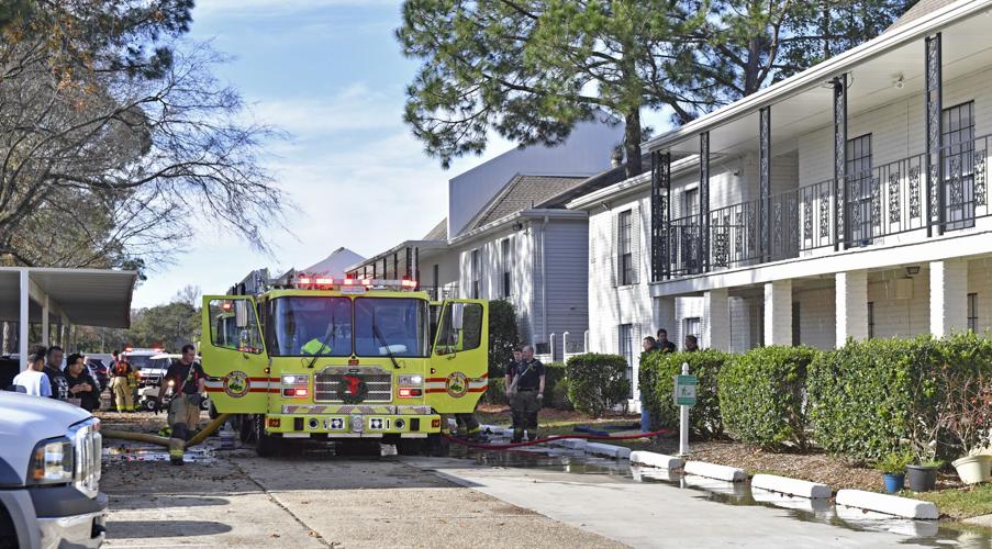 Crews called to apartment complex fire in Baton Rouge; no injuries