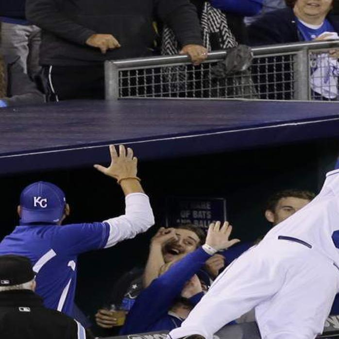 GIF of Lorenzo Cain's home-run saving catch