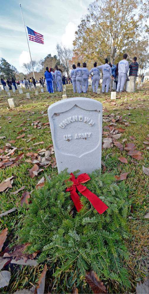 Photos: Volunteer groups help place wreaths for Wreaths Across America program _lowres