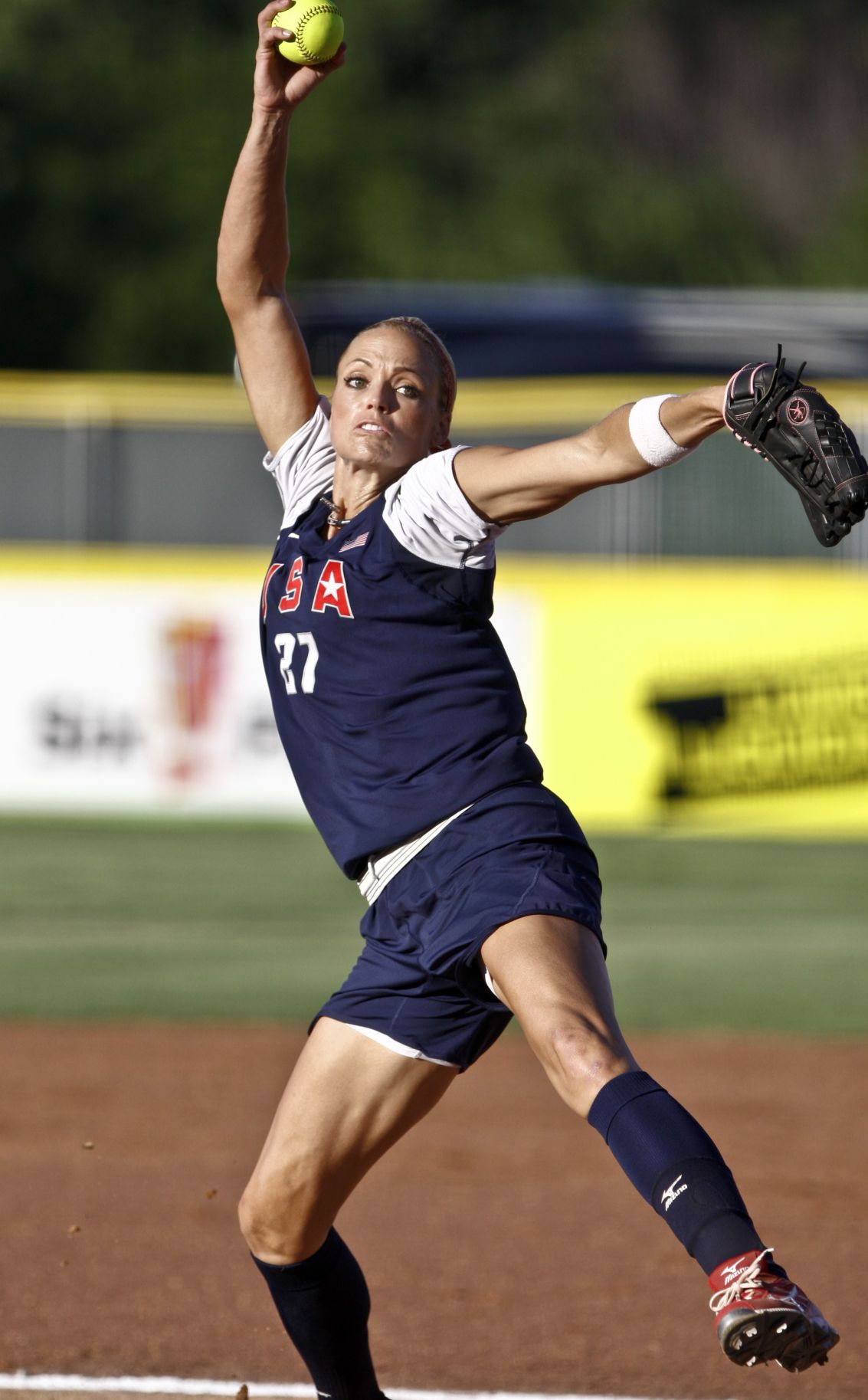 Olympic softball pitcher Jennie Finch to host free softball clinic