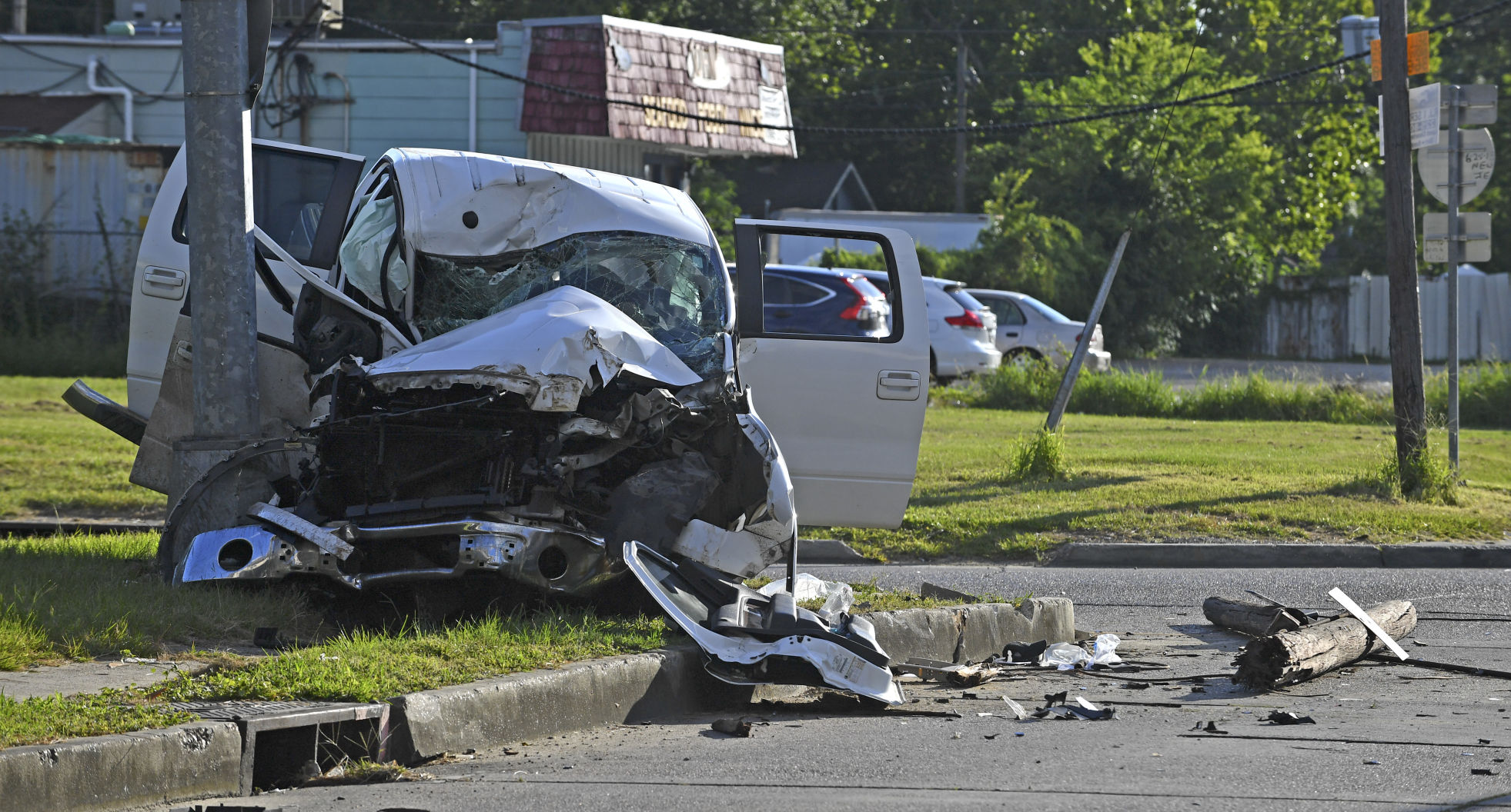 One dead after crash at I 110 and Chippewa Baton Rouge police say