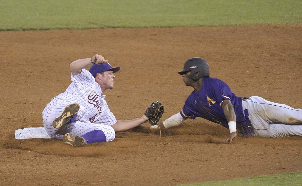 LSU drops in the college baseball polls after series loss at Texas A&M _lowres