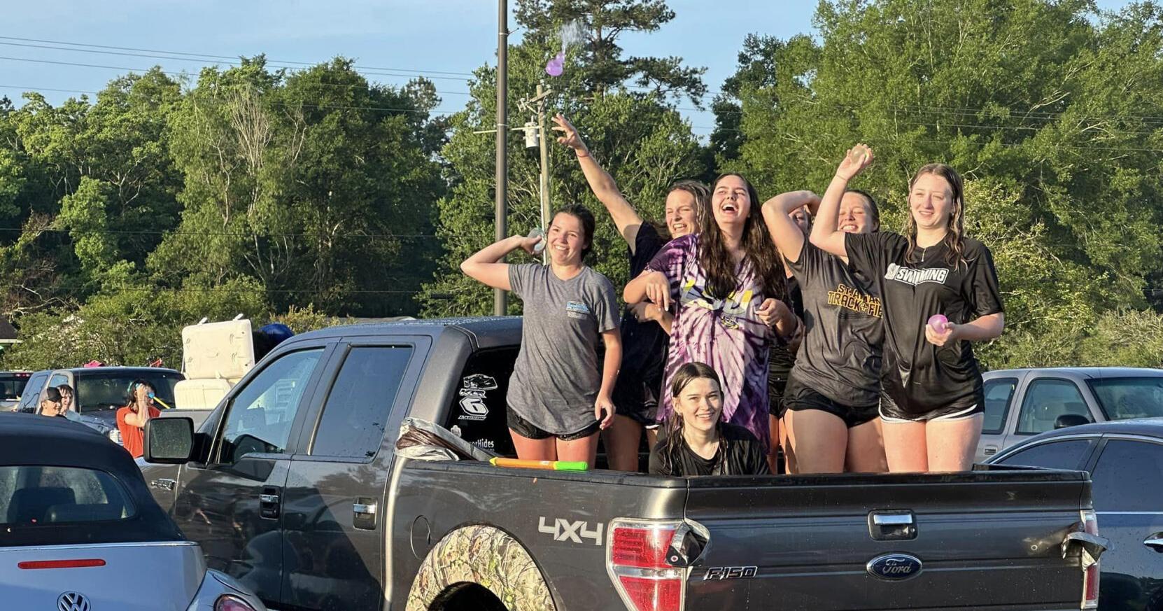 Water balloons fly as St. Amant graduating seniors celebrate | Ascension - Vimarsana News