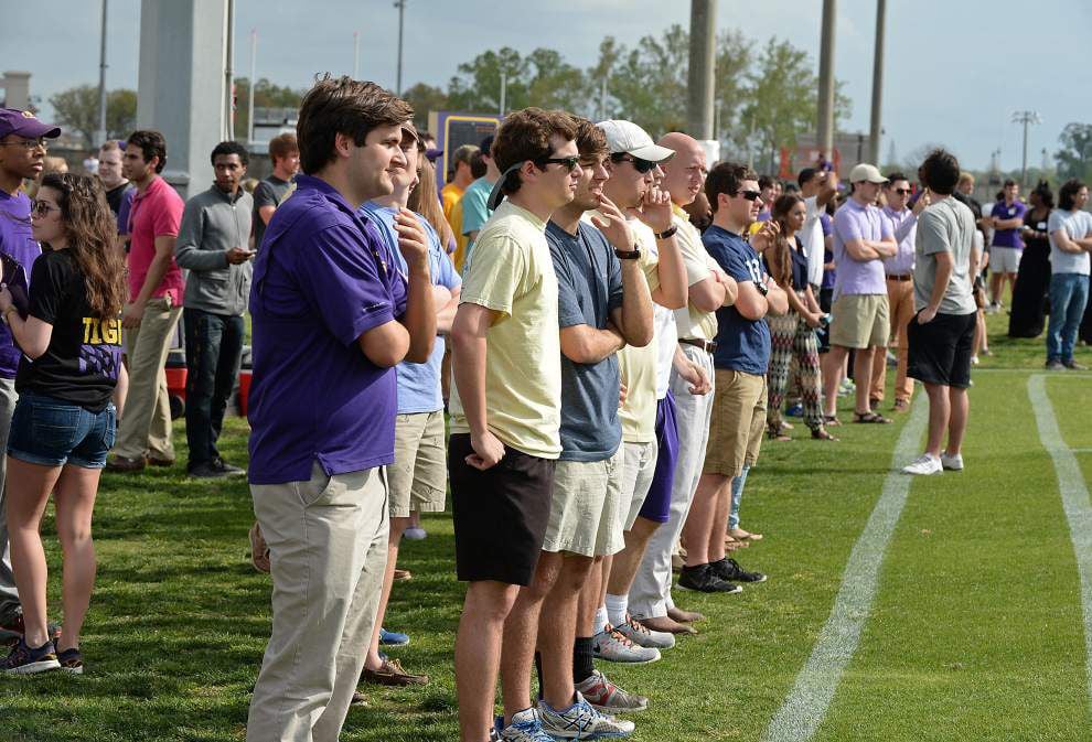 Live chat during the LSU spring football game _lowres
