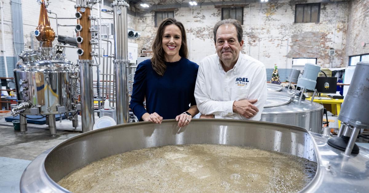 Einblick in die Vater-Tochter-Destillerie, die aus Zuckerrohr aus ...