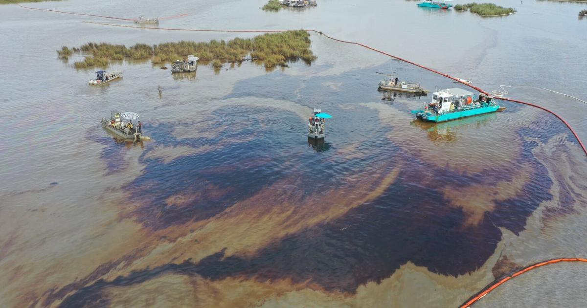 Spewing Oil Rigs Spewing oil well off Louisiana's coast brought under control ...