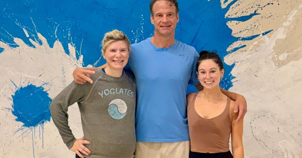 Lane Kiffin von der LSU startet mit einem heißen Yoga-Kurs um 6:30 Uhr ...