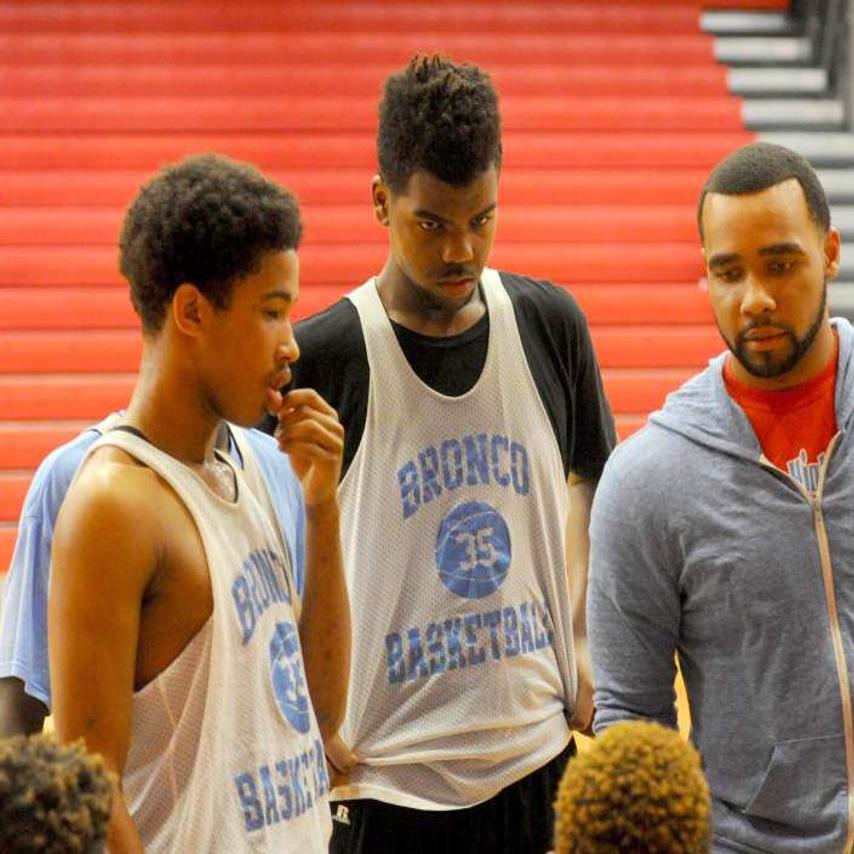 Mcclinton Aims To Start Buzz In Basketball Zachary Theadvocate Com