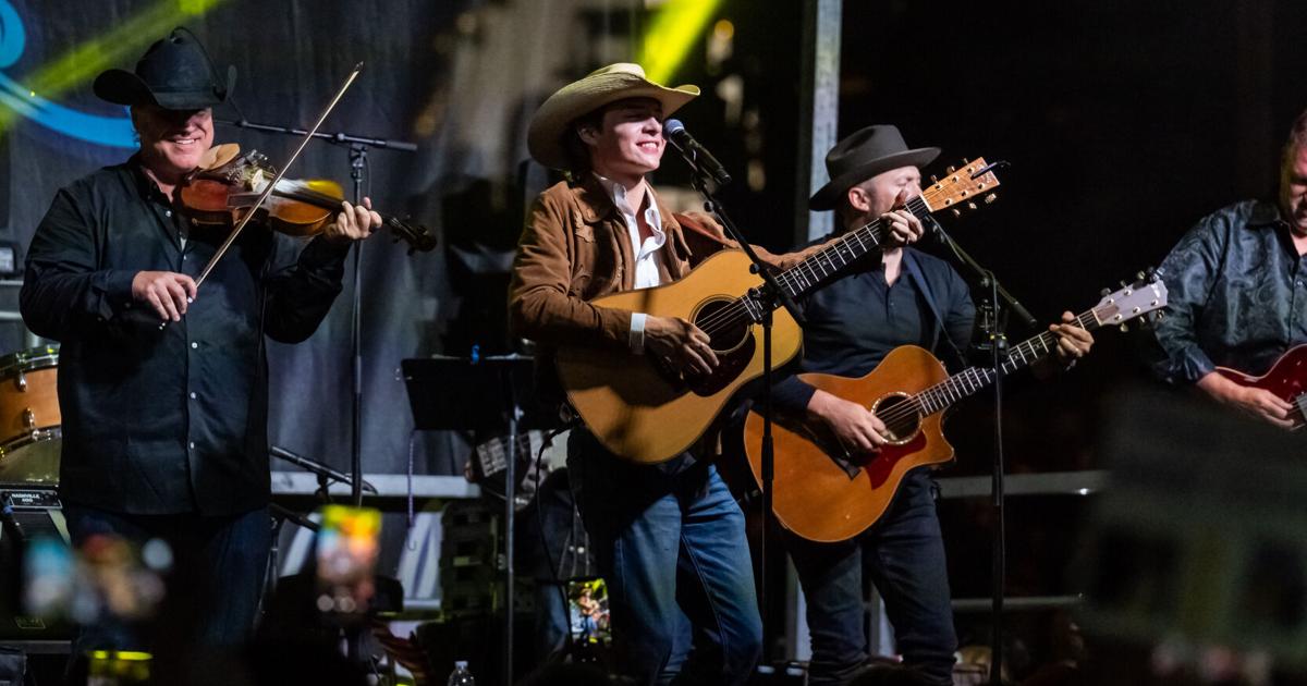 Fotos: Idol-Finalist John Foster begeistert Fans bei Auftritt in ...