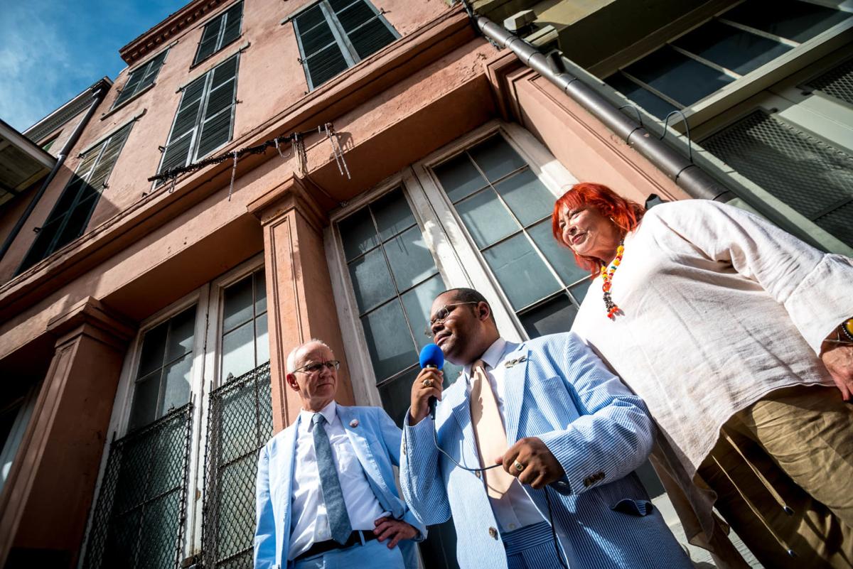 NO.blackpapers.061718.01214