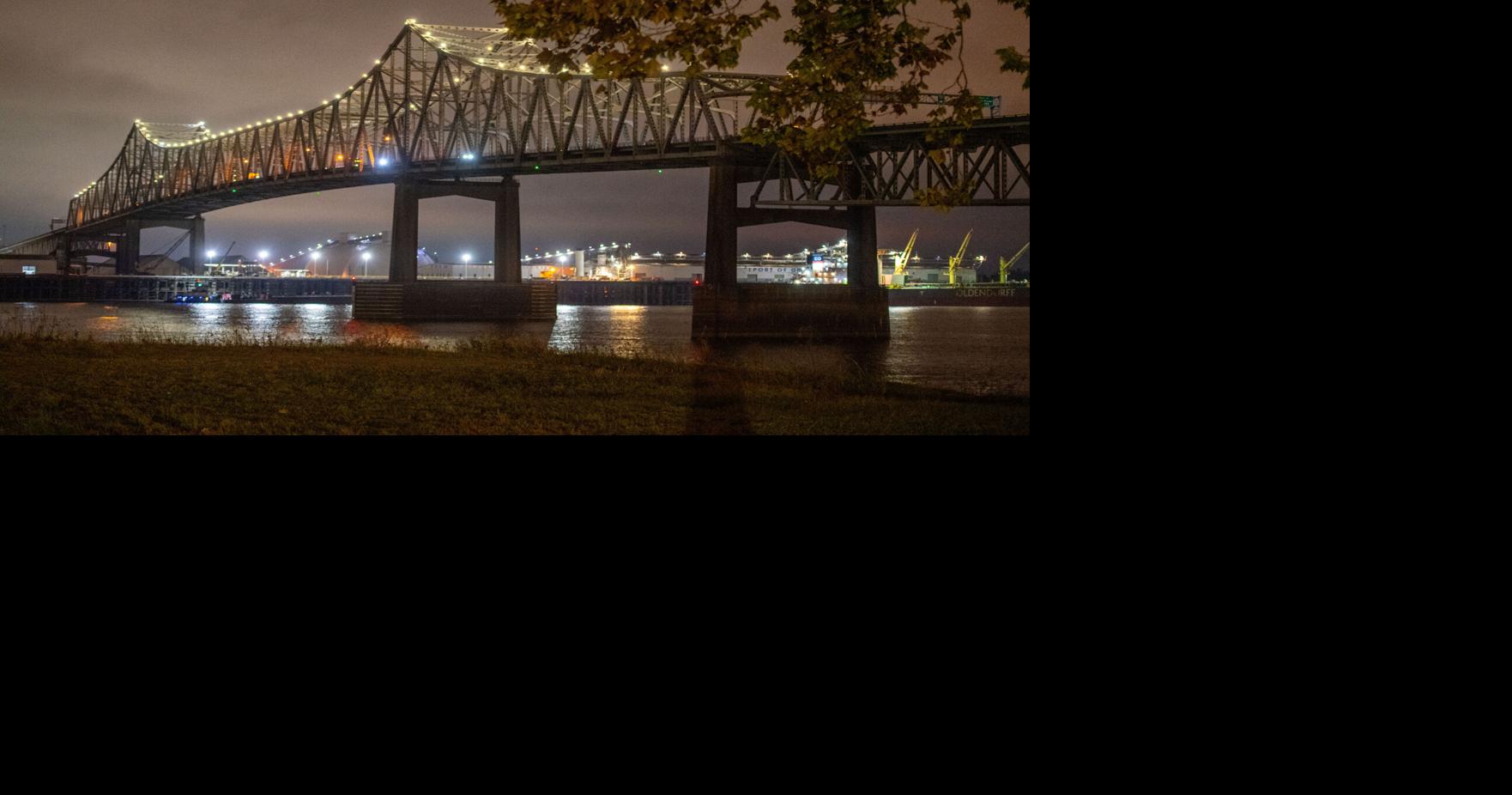 Did the state legislature originally consider a hyphenated name for Baton Rouge's 'New Bridge'